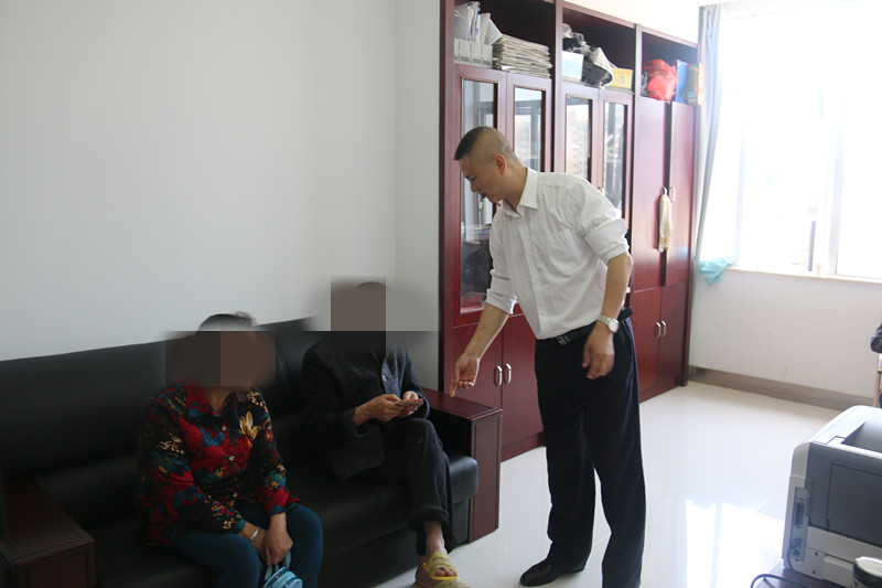 被执行人来法院执行局履行义务1_副本.jpg